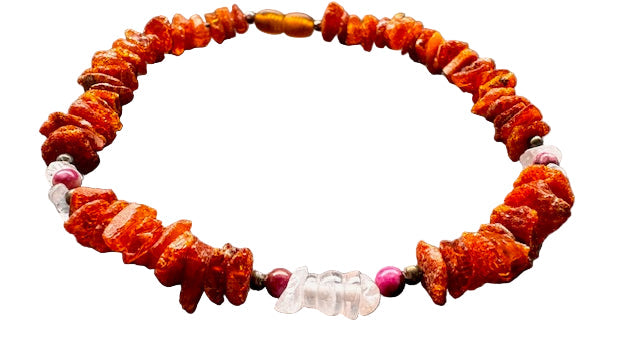 Amberdog® Bernsteinkette mit Sugilith & Rosenquarz – Handgefertigtes Einzelstück für Hunde (29 cm)