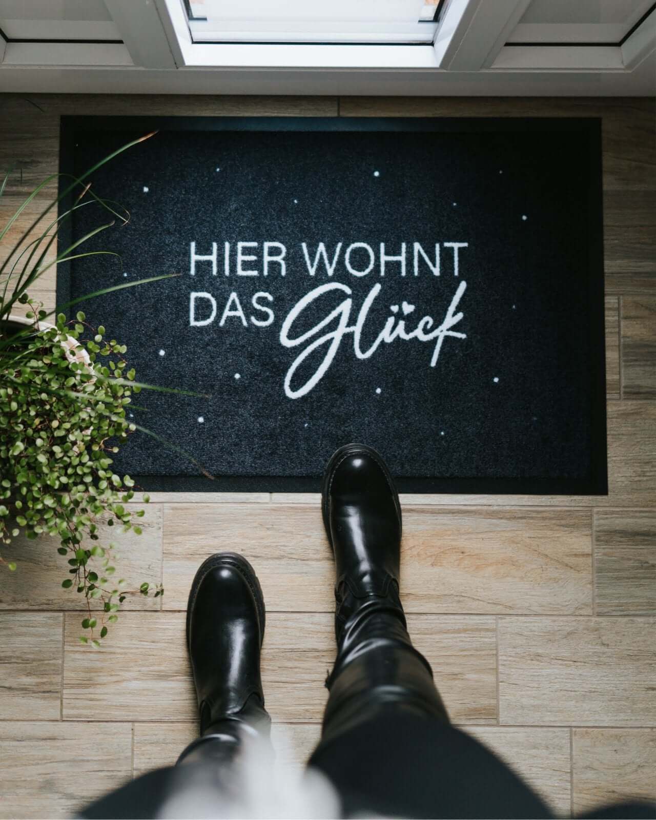 Hier wohnt · Fußmatte