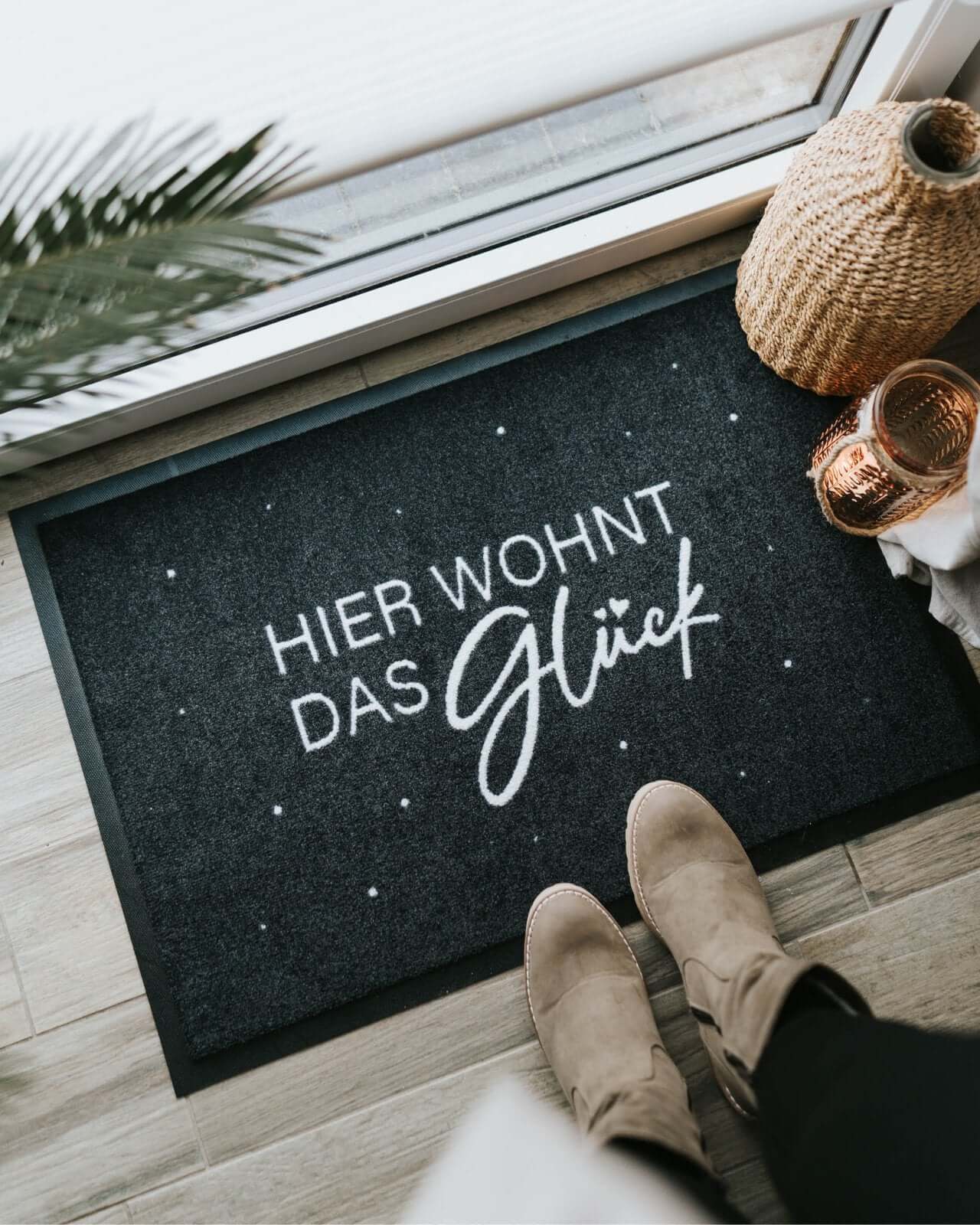 Hier wohnt · Fußmatte