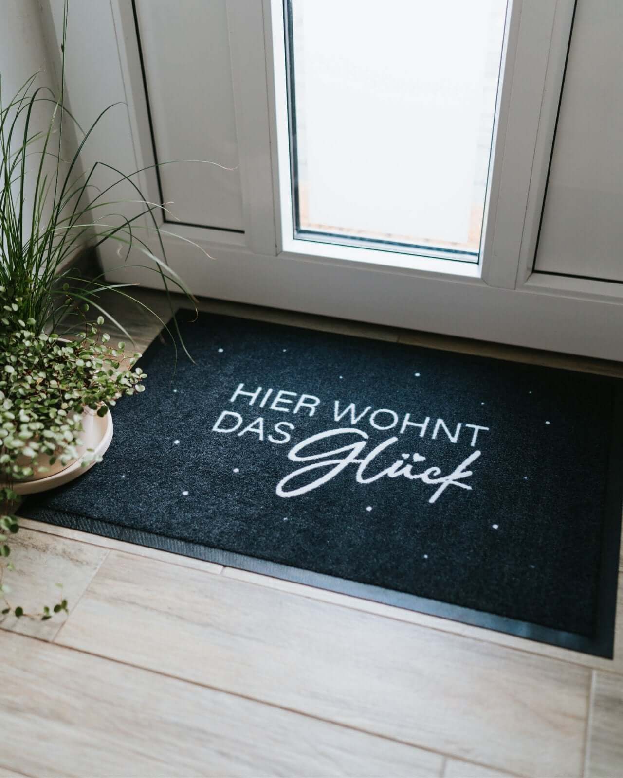 Hier wohnt · Fußmatte