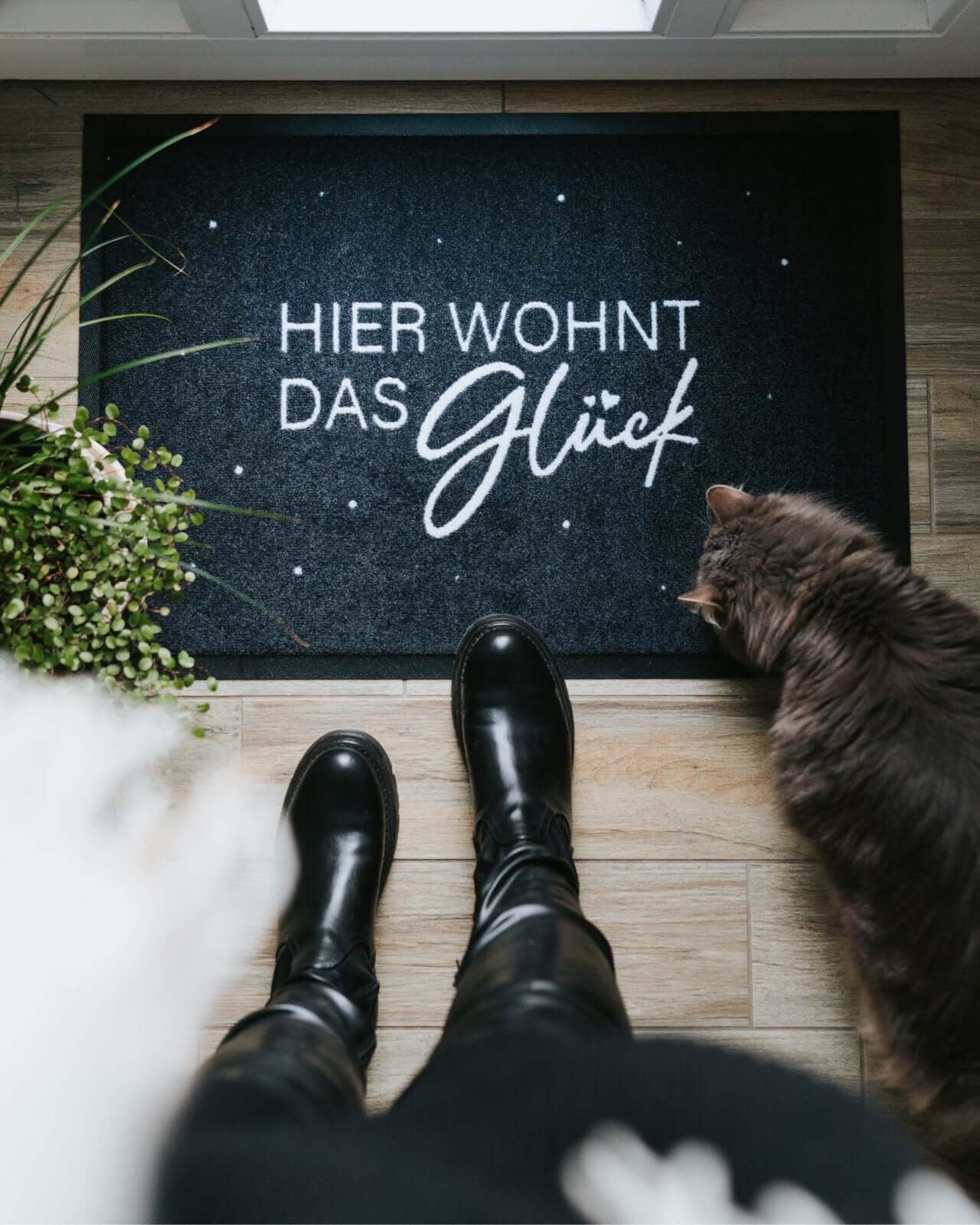 Hier wohnt · Fußmatte