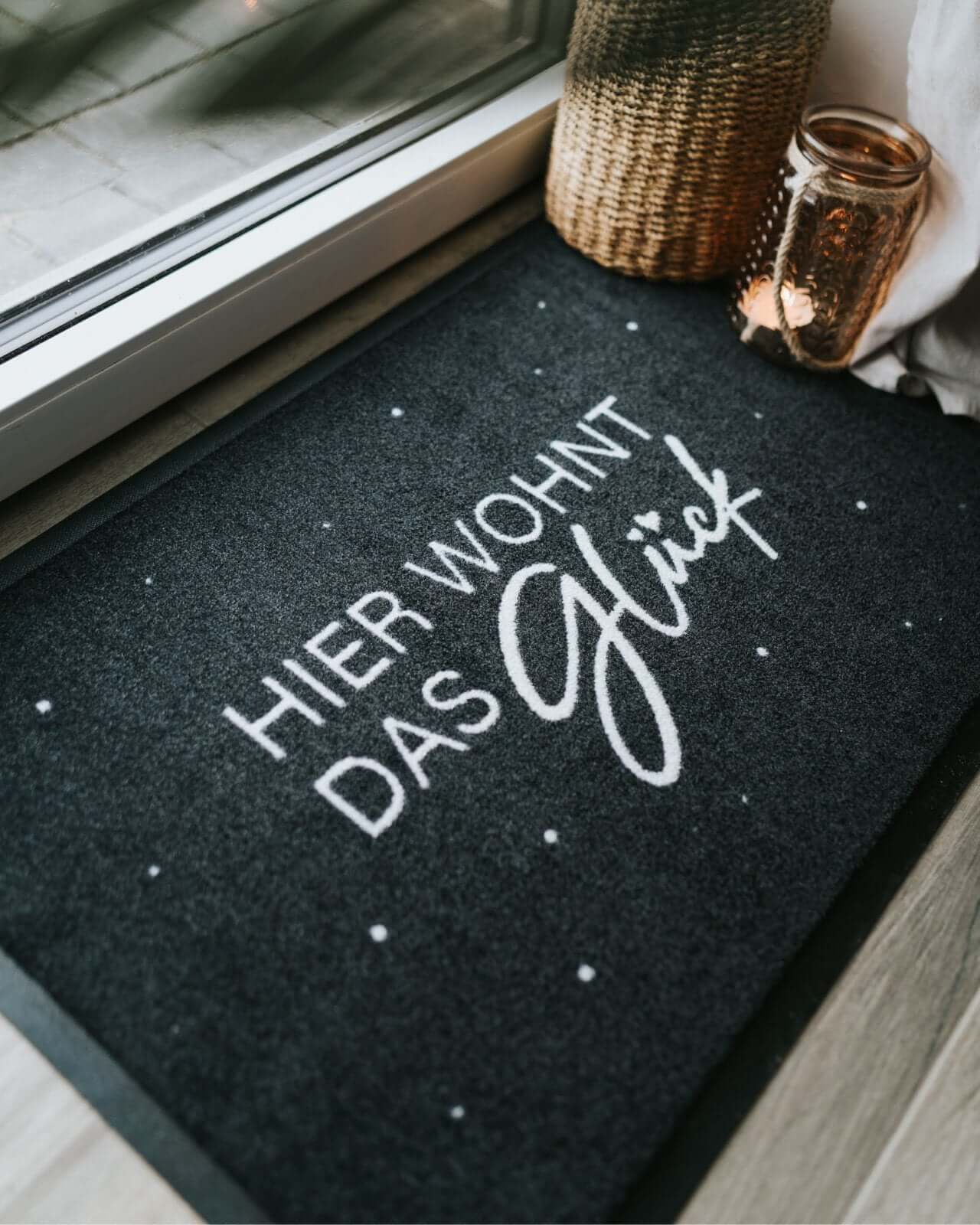 Hier wohnt · Fußmatte