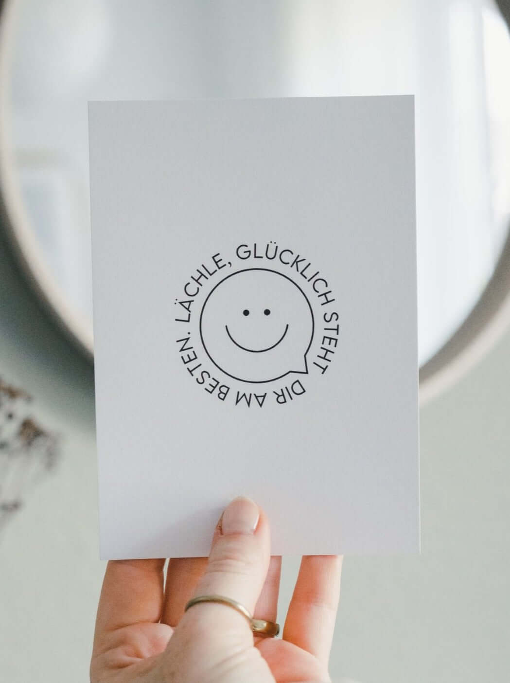 Lächle, glücklich steht Dir · Postkarte