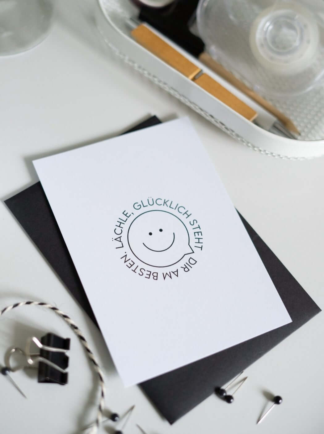 Lächle, glücklich steht Dir · Postkarte